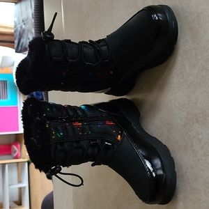 Girls size 9 snow boots totes